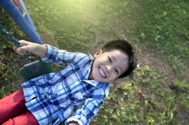 Küçük çocuk neşeli 