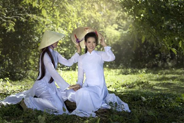 Ao Dai Wietnam tradycyjny strój — Zdjęcie stockowe