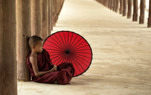 Pequeno monge dormindo no pagode — Fotografia de Stock