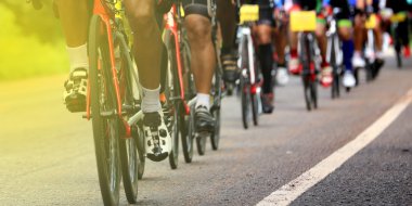 yolda Bisiklete binme