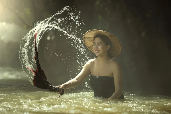 Femmes laver les vêtements dans la rivière — Photo