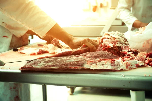 Carnicero Cortando Carne Matadero — Foto de Stock