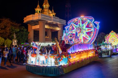 Sakon Nakhon, Tayland-25 Aralık 20,2020 Hıristiyan ve insanların Noel Günü Yıldız Geçit Töreni Festivali 'nin tadını çıkaran turistleri Hıristiyan Sakon Nakhon' un kültürü budur.