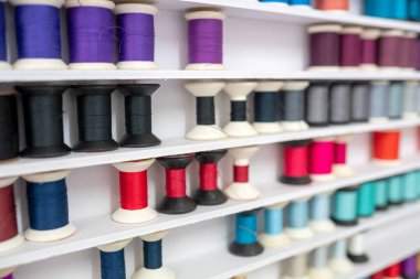 Terzi dükkanında renkli iplik pamuğu