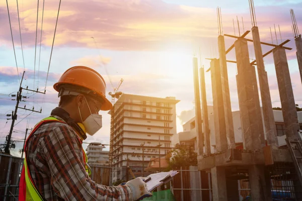 Ingénieur Travaillant Sur Chantier Portant Masque — Photo