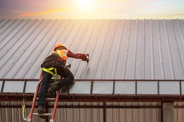 Trabajadores Construcción Techos Usan Uniformes Seguridad Trabajando Alto — Foto de Stock