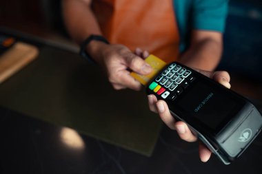 Kredi kartı geçiş makinesiyle ödeme