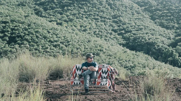 Joven Asiático Hombre Sentado Silla Bohemio Fuera Camping Estilo Vida —  Fotos de Stock