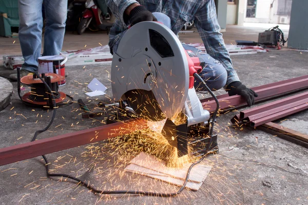 Les travailleurs coupent l'acier — Photo