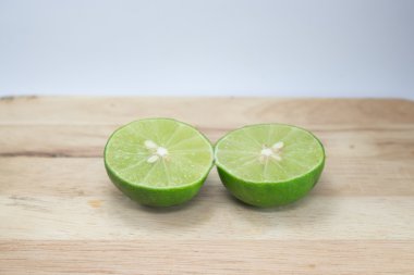 Ahşap tahta üzerinde ikiye kesip limon,