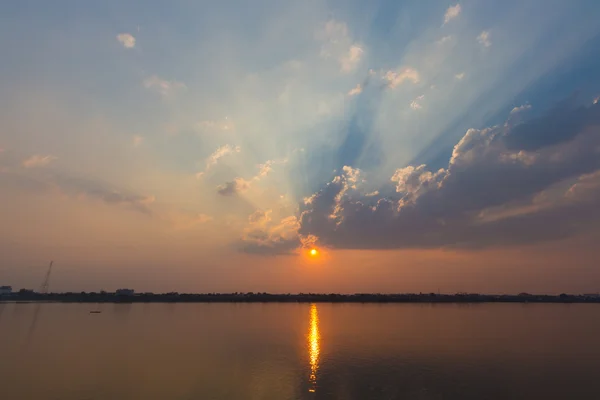 Au coucher du soleil sur mekongriver — Photo