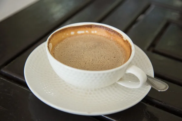 Cappuccino koffie op houten tafel — Stockfoto