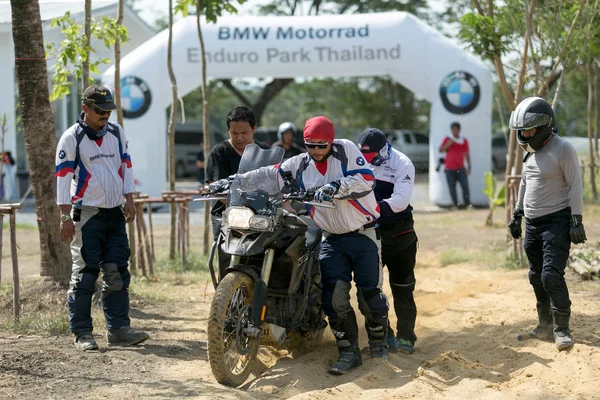 BMW Gs 800 6 Haziran 2015, Tayland veya bisikletçinin öğretim sürüş — Stok fotoğraf