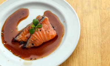 yemek masada soslu somon fileto