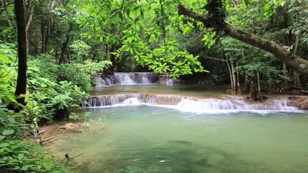 Filmmaterial Touristenattraktionen huai mae kamin Wasserfall — Stockvideo