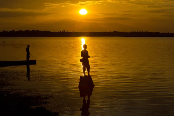 Dois pescadores silhueta pesca — Fotografia de Stock