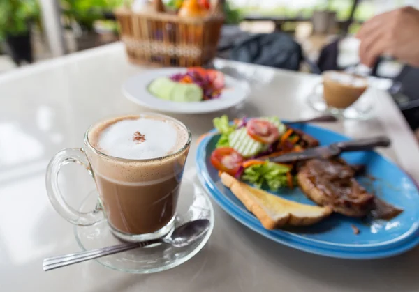 Koffie en steaks op de tafel. — Stockfoto