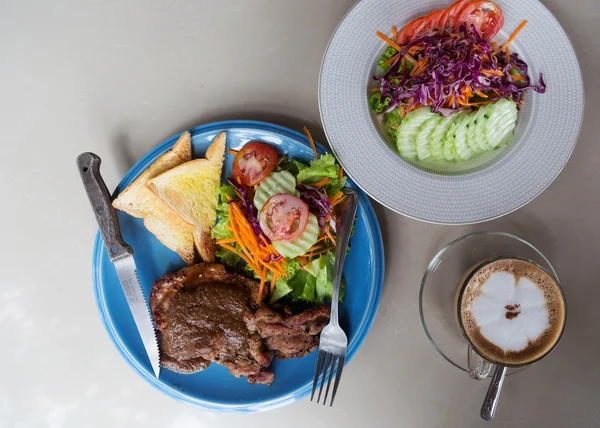 Koffie, steaks en salades — Stockfoto