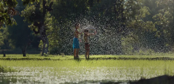 Dois meninos brincando com água diversão . — Fotografia de Stock