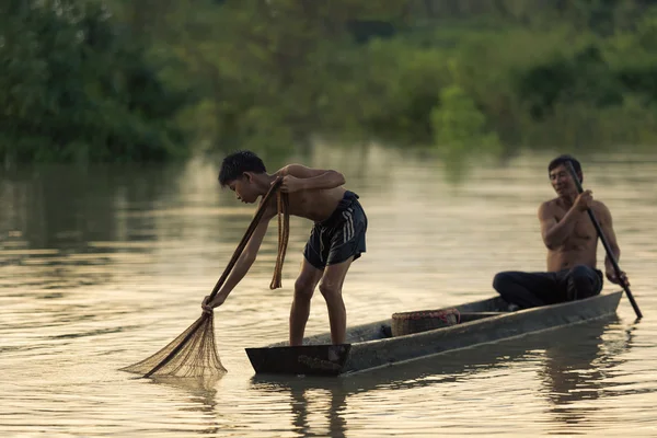 Мальчик рыбак на лодке и папа — стоковое фото