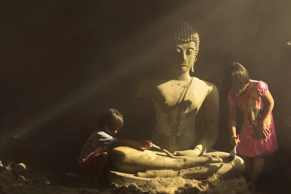 Estátua de buddha de limpeza infantil — Fotografia de Stock