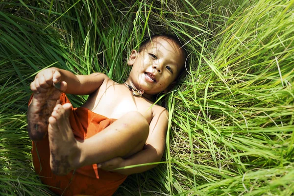 Enfants dans l'herbe verte — Photo