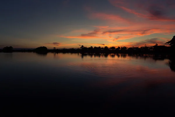 Paisagem com pôr do sol no lago — Fotografia de Stock