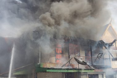 Yangın neredeyse bütün evi hasar. Yangın yetkilileri e