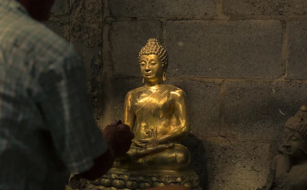 Schoonmaak Gouden Boeddha — Stockfoto