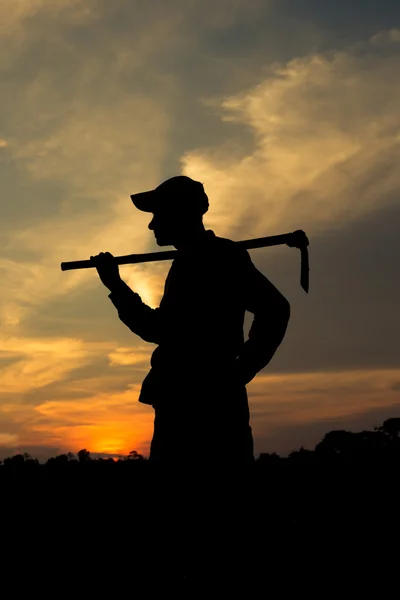 Yaşlı çiftçi ve günbatımı