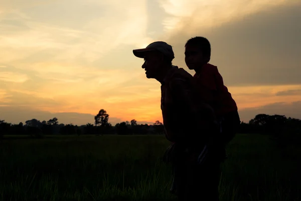 Silhouette, papa a pris son fils piggyback — Photo