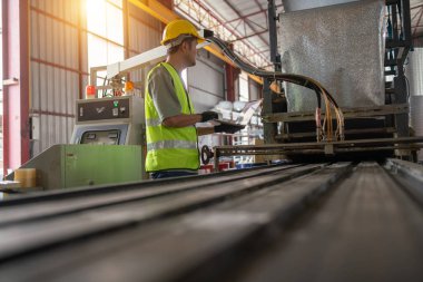 Endüstriyel işçi çalışma makineleri üretim tesisi aksiyon sahnesi ticari çevre yakın görüş modern endüstri