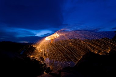 Hareket ateş gösterisi geceleri şaşırtıcı
