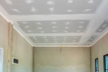 Bir ev yenileme projesinde tavan kurulumunun ayrıntılı adımlarını inceleyin.