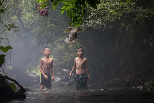 Dois rapazes com pato — Fotografia de Stock