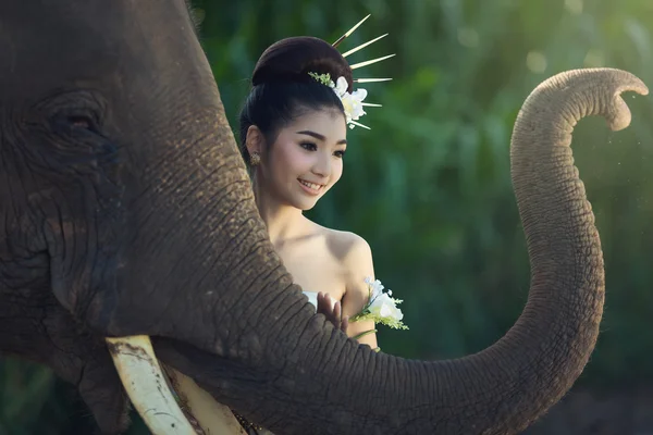 A menina com elefante — Fotografia de Stock
