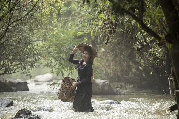 Menina bonita no riacho — Fotografia de Stock