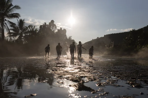 Grupo de niños corriendo — Foto de Stock