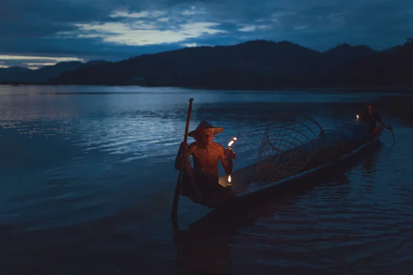 Fiskare på kvällen — Stockfoto