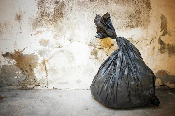 Önemsiz antika arka plan üzerinde siyah çanta