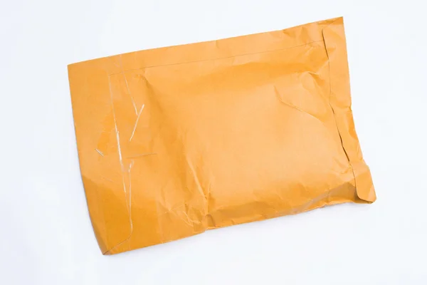 白い背景の上の小包郵便 — ストック写真