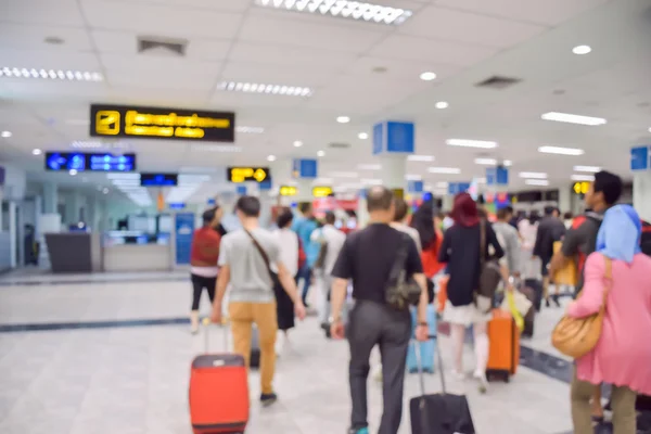 Arka plan bulanıklık turistler için havaalanında bulanıklık.