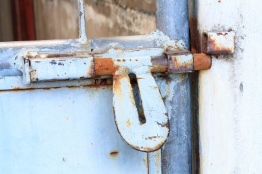 Paslı eski kapıda