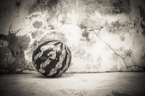 Karanlık bir duvar ve topu arka plan — Stok fotoğraf