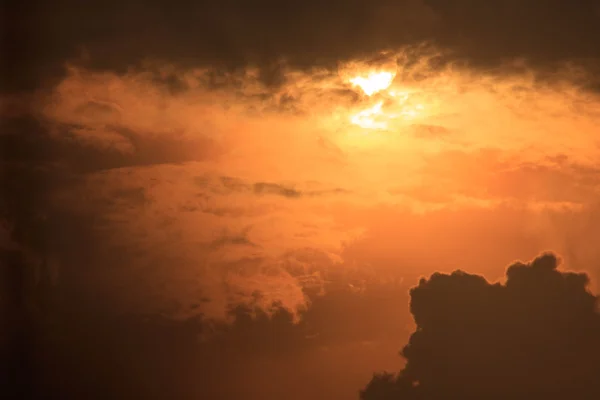Gün batımı ve kara bulutlar