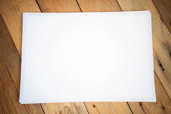 Boş kağıt üzerinde ahşap beyaz