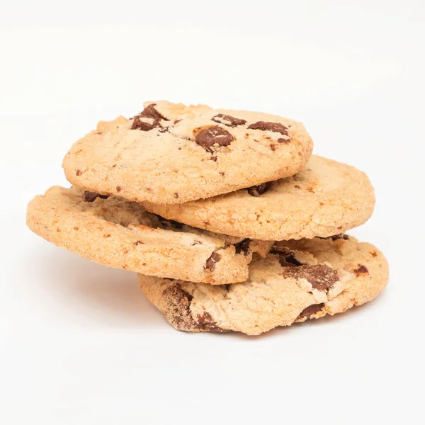 Beyaz arka planda çikolatalı kurabiye.