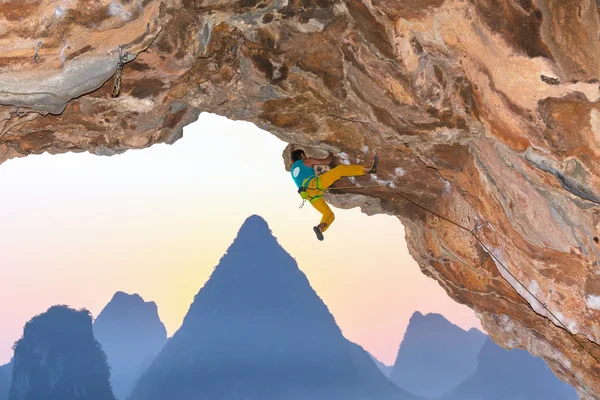Bergsteiger greift überhängenden felsigen Dach Karst Berge Hintergrund — Stockfoto