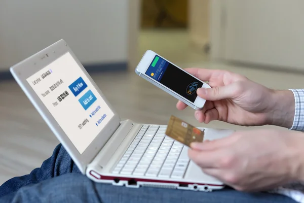 Person shopping making Mobile Payment with Telephone — Stock Photo, Image