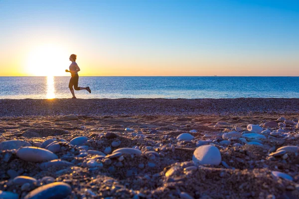 Silueta del corredor femenino en Ocean Beach al amanecer —  Fotos de Stock